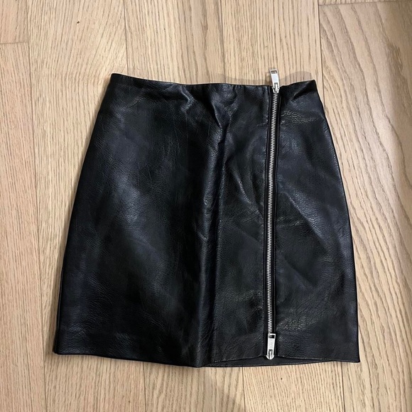 H&M divided faux leather mini skirt with 2 way front zipper, size 0 - Picture 2 of 5